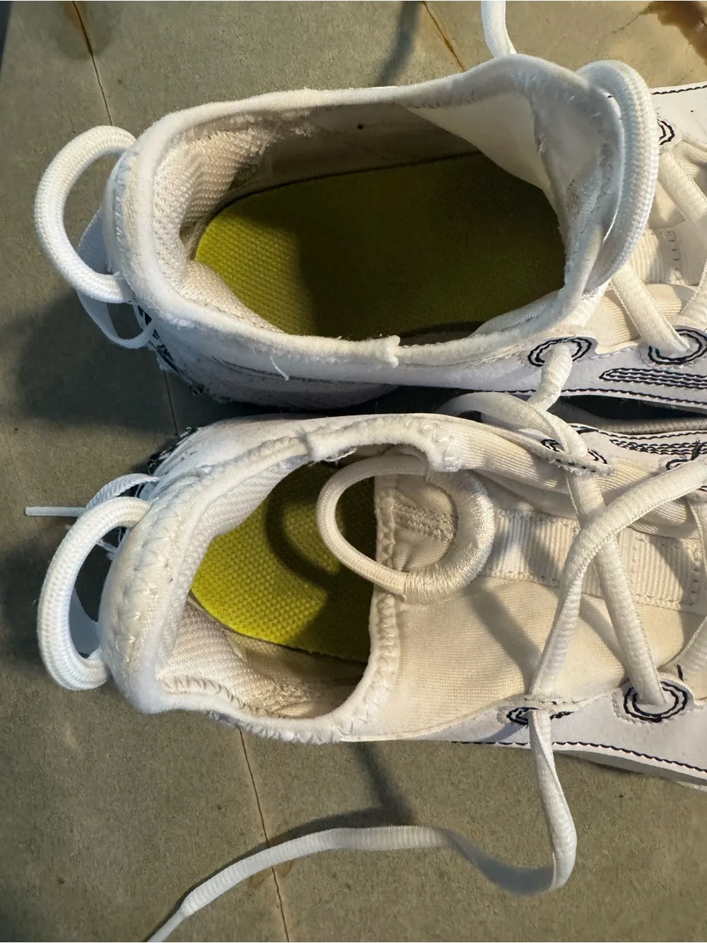 Nike White Girls softball turf shoes - Picture 2 of 6